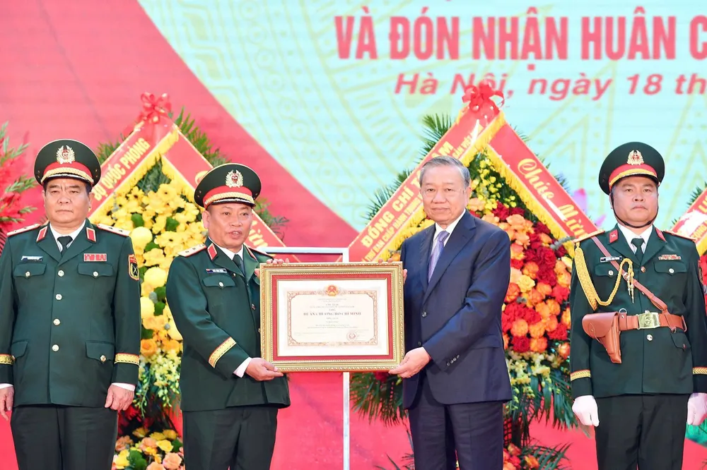 Tổng Bí thư Tô Lâm trao Huân chương Hồ Chí Minh tặng Tổng cục II, Bộ Quốc phòng, sáng 18-10 Ảnh: VIẾT CHUNG z7129373296314_b5899e53eed2849e018cd1d4e69a49d0.jpg