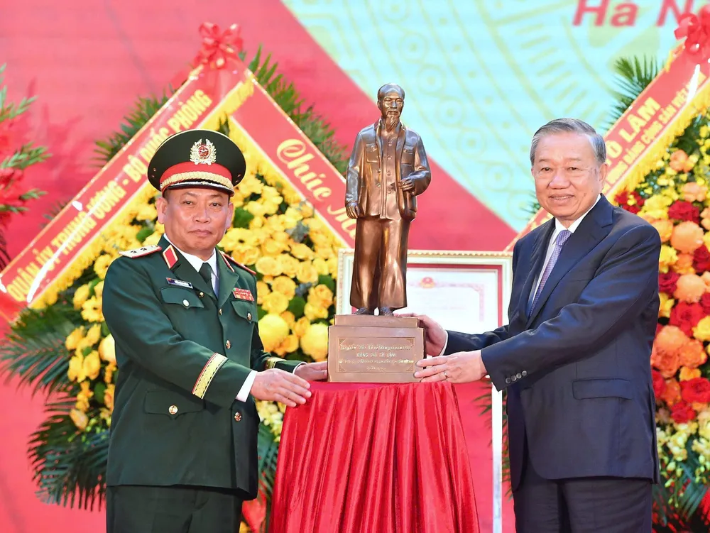 Tổng Bí thư Tô Lâm tặng Tổng cục II tác phẩm: “Bác Hồ về thăm quê năm 1961". Ảnh: VIẾT CHUNG z7129373303380_02d436cc981ec5c4371591880d781161.jpg