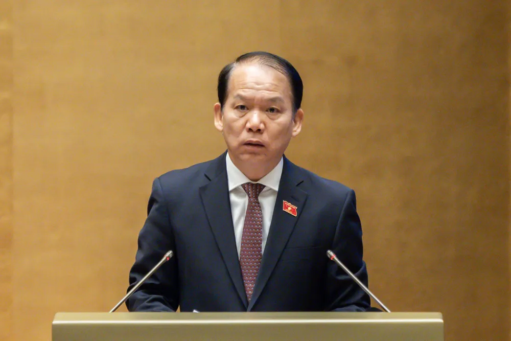 Chủ nhiệm Ủy ban Pháp luật và Tư pháp của Quốc hội Hoàng Thành Tùng trình bày báo cáo thẩm tra dự án Luật Viên chức (sửa đổi). Ảnh: QUANG PHÚC HoangThanh tung.jpg