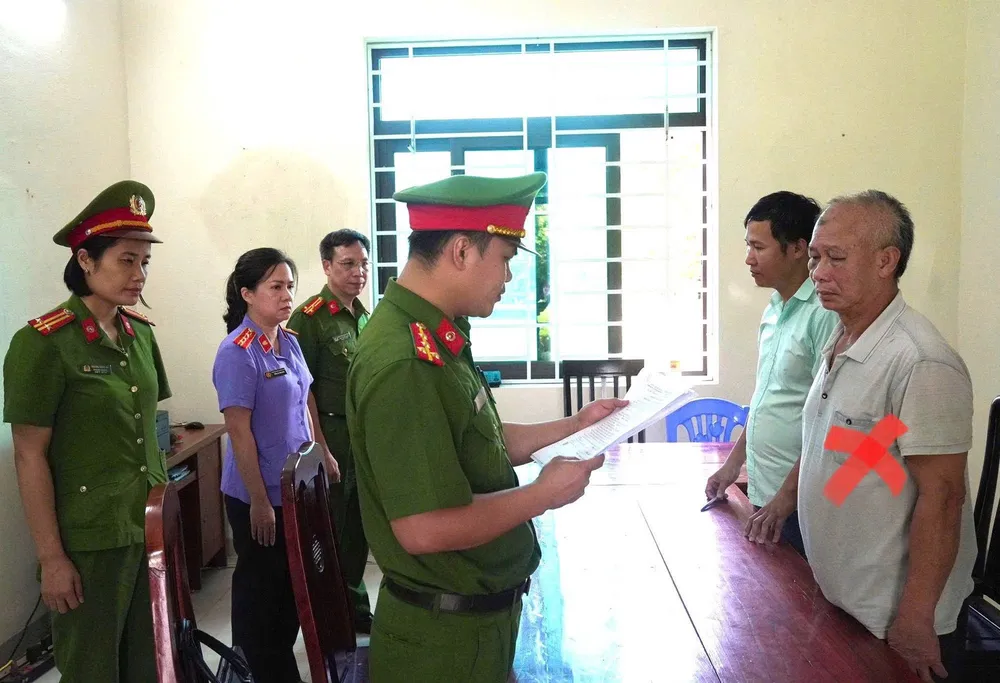 Chủ cơ sở giết mổ Phan Văn Phòng tại cơ quan công an. Ảnh: CÔNG AN TỈNH PHÚ THỌ photo-library-20251022091549-982e71a9-b0ad-46b3-b852-456228061a74-2094627417000809306.jpg
