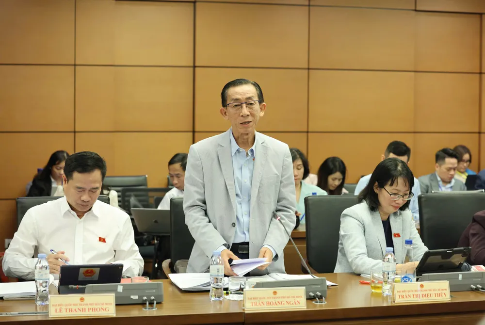 ĐB Trần Hoàng Ngân trao đổi về dự án Luật Phá sản (sửa đổi). Ảnh: QUANG PHÚC Hoàng Ngân.jpg
