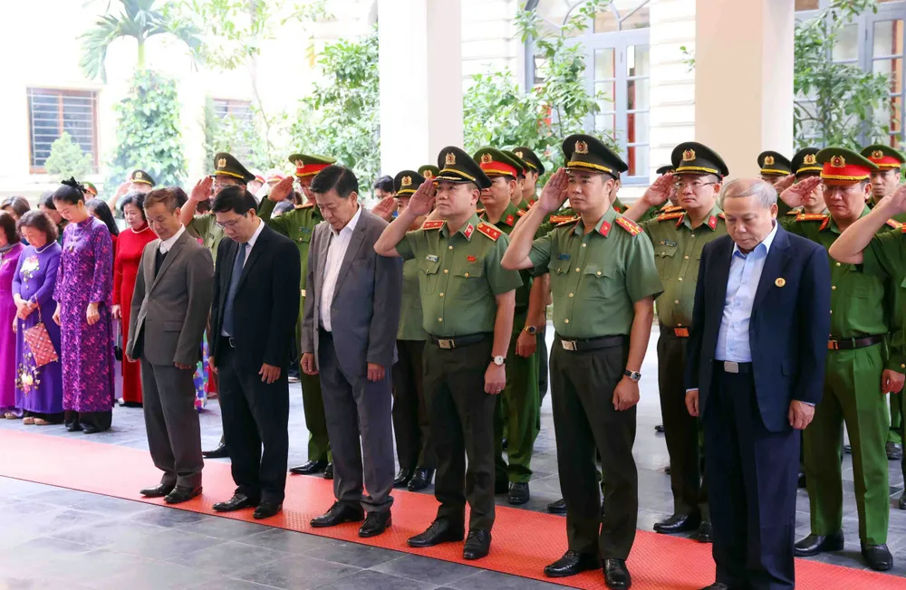 Lãnh đạo Công an TP Hà Nội và các đại biểu tưởng nhớ tới những cống hiến thầm lặng của các chiến sĩ Công an Thủ đô trong suốt chặng đường hơn 80 năm xây dựng, chiến đấu và trưởng thành. Ảnh: PHẠM KIÊN z7149583350475_854dbfddd33bdab8e25c2c3b890929f0.jpg