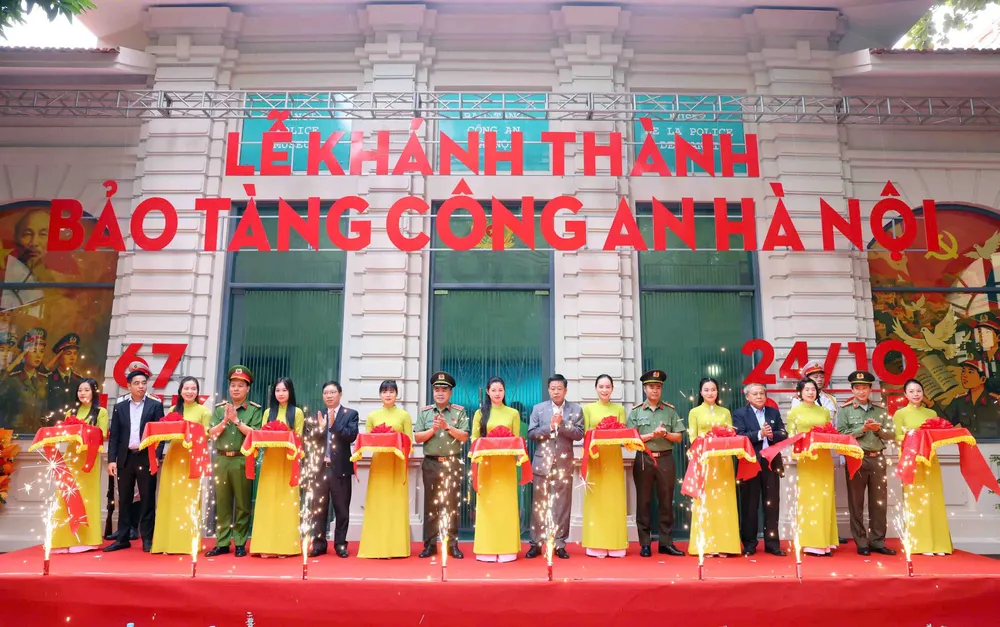 Lãnh đạo Công an Thủ đô và các đại biểu cắt băng khánh thành. Ảnh: PHẠM KIÊN z7149583874891_653a2bda8d6680bc1367a301cbb6c6a6.jpg