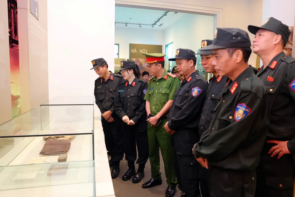 Bảo tàng không chỉ là nơi gìn giữ những giá trị lịch sử, mà còn là nơi tuyên truyền, giáo dục truyền thống cho các thế hệ chiến sĩ Công an Thủ đô. Ảnh: PHẠM KIÊN z7149584303824_d7ef542d8066f6357bd49f2036b9d68d.jpg