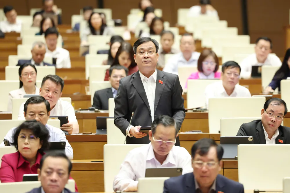 ĐB Vũ Huy Khánh (TPHCM) phát biểu tại hội trường. Ảnh: QUANG PHÚC Vũ Huy Khánh.jpg