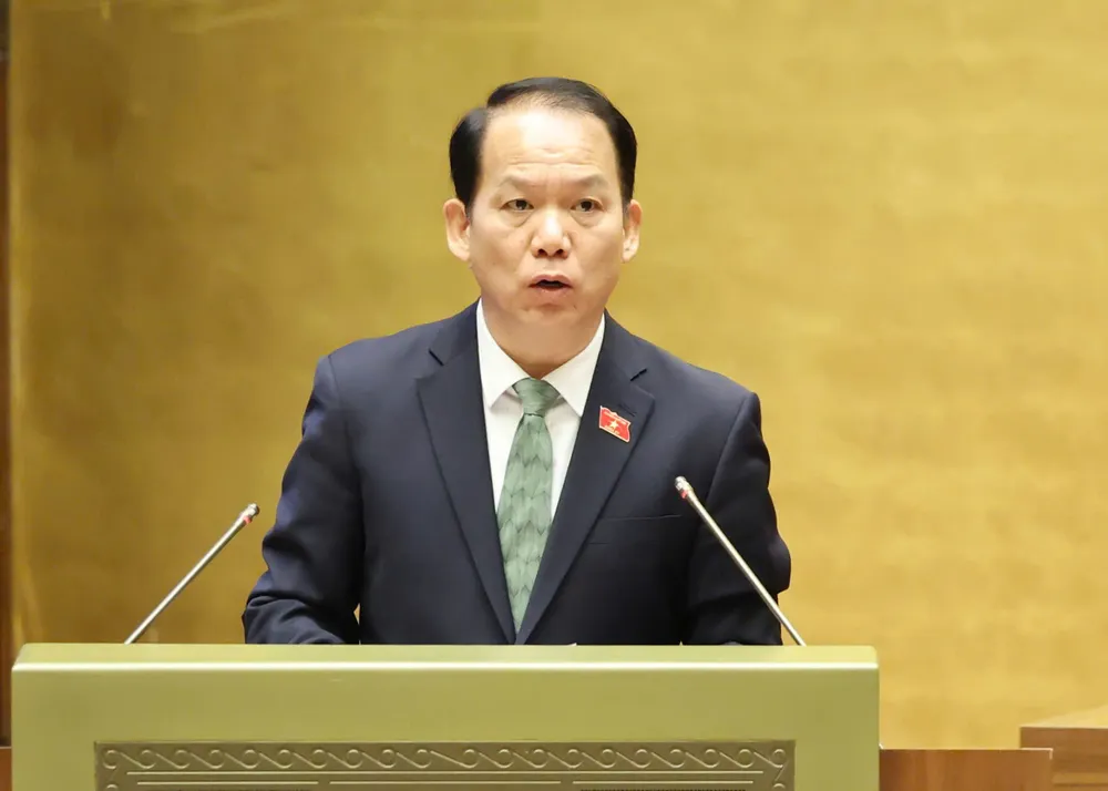 Chủ nhiệm Ủy ban Pháp luật và Tư pháp Hoàng Thanh Tùng báo cáo thẩm tra 3 dự án luật trên. Ảnh: QUANG PHÚC z7158934680274_7ff7f4f228b187ff44af728b76e1ee20.jpg