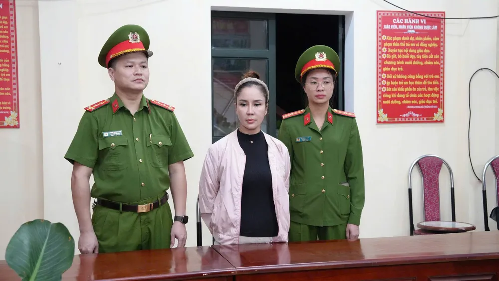 Bị can Doãn Thị Lệ Xuân làm việc tại cơ quan công an. Ảnh: CÔNG AN LÀO CAI gen-h-H4-700782.jpg