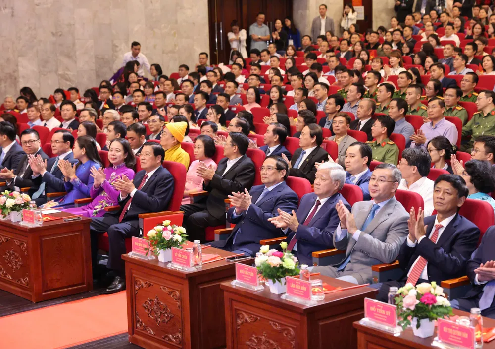 Thủ tướng và các đại biểu tham dự lễ trao giải. Ảnh: QUANG PHÚC ĐB.jpg