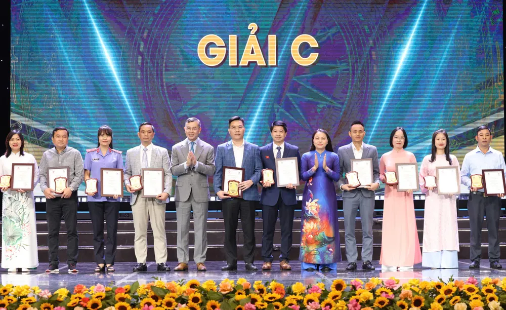 Các tác giả, nhóm tác giải đoạt giải C, trong đó có Báo Sài Gòn Giải Phóng (thứ 2 từ trái qua). Ảnh: QUANG PHÚC Giai C.jpg