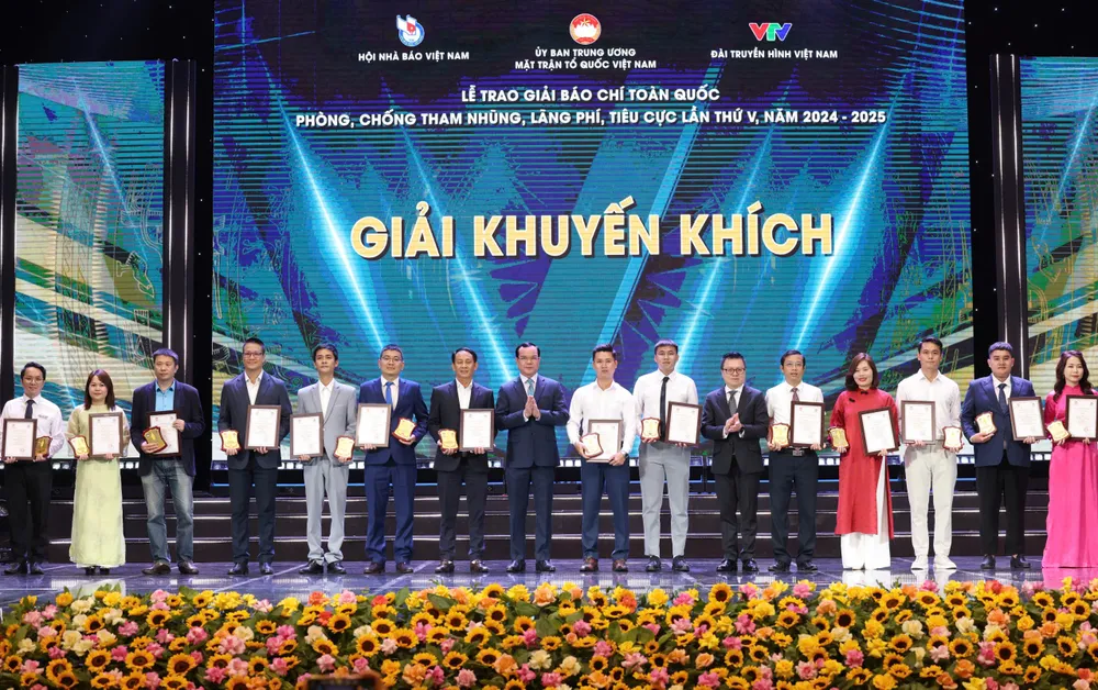 Các tác giả đoạt giải khuyến khích. Ảnh: QUANG PHÚC KK.jpg