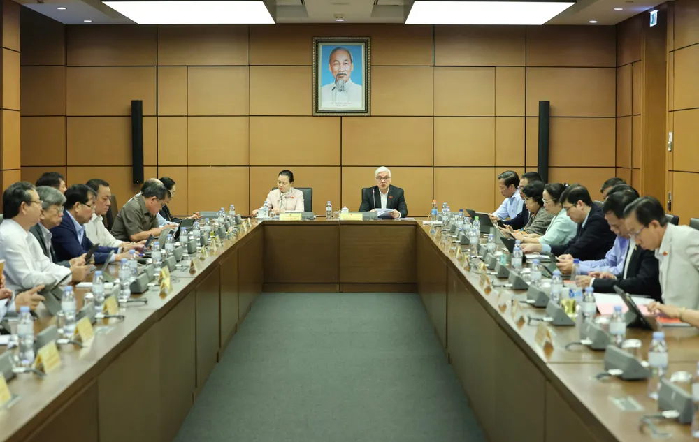 Phiên thảo luận tại tổ Đoàn ĐB Quốc hội TPHCM. Ảnh: QUANG PHÚC Thảo luận.jpg