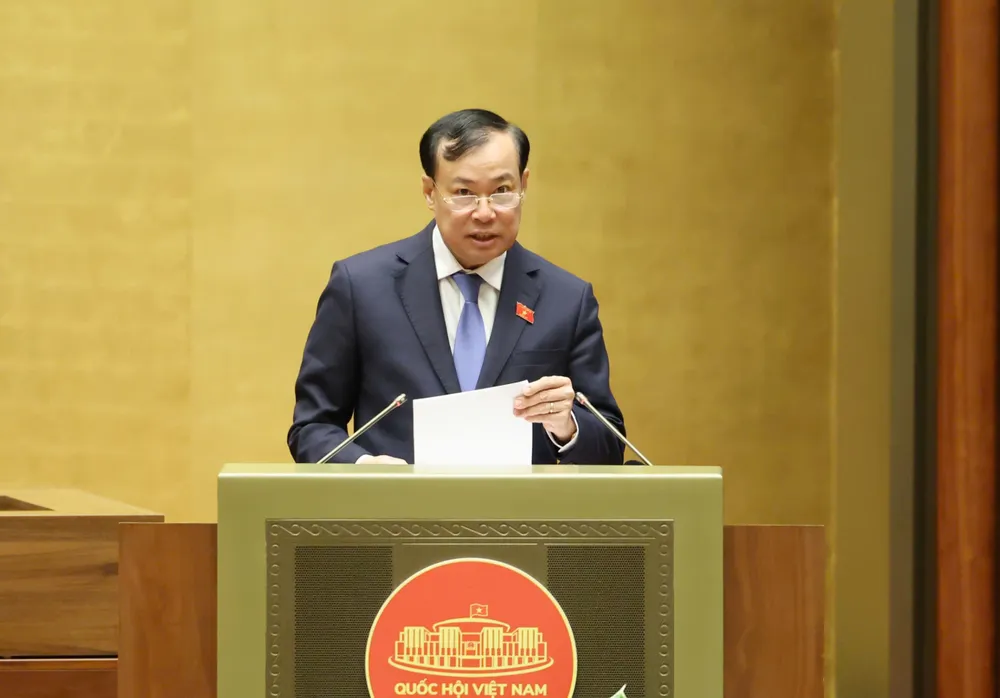 Chủ nhiệm Ủy ban Quốc phòng, An ninh và Đối ngoại của Quốc hội Lê Tấn Tới báo cáo thẩm tra các dự án luật. Ảnh: QUANG PHÚC z7173267784639_53579fa30c567b0acec72f58c8217e12.jpg