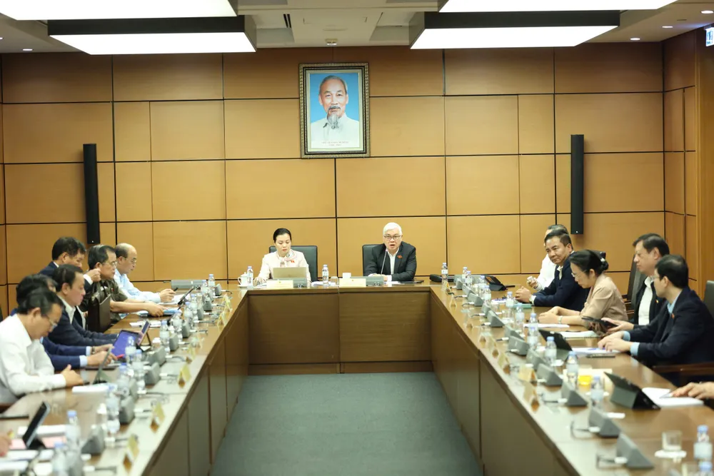 Quang cảnh phiên thảo luận ở tổ của Đoàn ĐB Quốc hội TPHCM, chiều 31-10. Ảnh: QUANG PHÚC z7175166529180_665dfaddcf803fed40c777eb0bdfa8c3.jpg