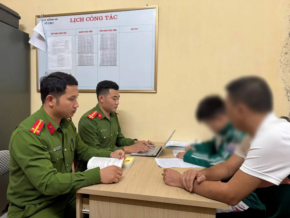 Cơ quan điều tra làm việc với nam sinh V.T.Đ. - Ảnh: CA Lào Cai