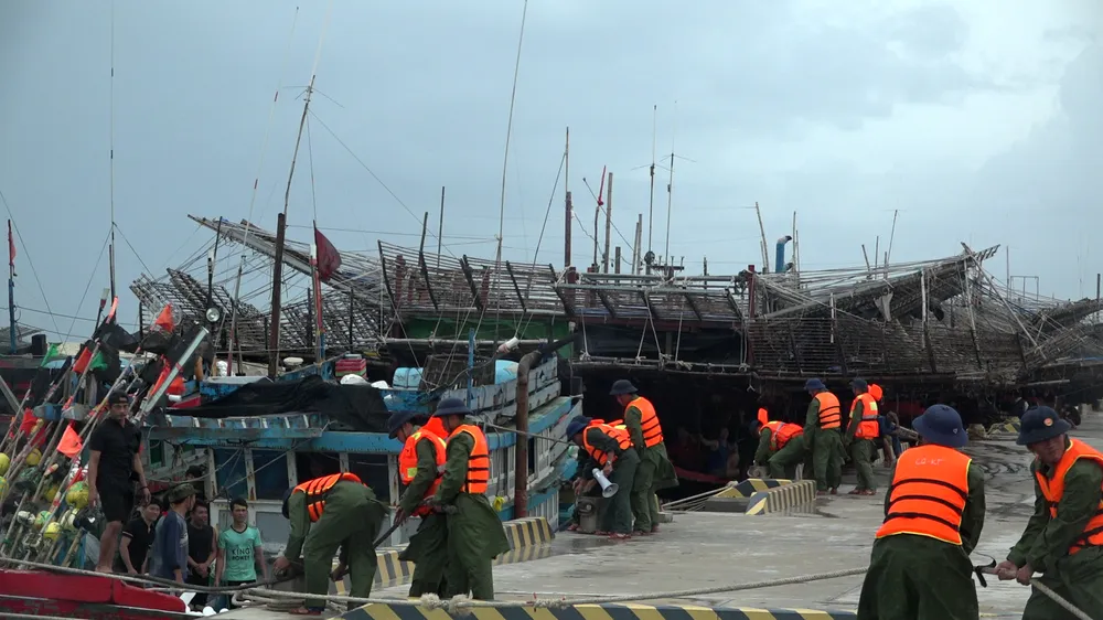 Cán bộ chiến sĩ đảo Nam Yết giúp ngư dân chằng buộc gia cố tàu (2).png