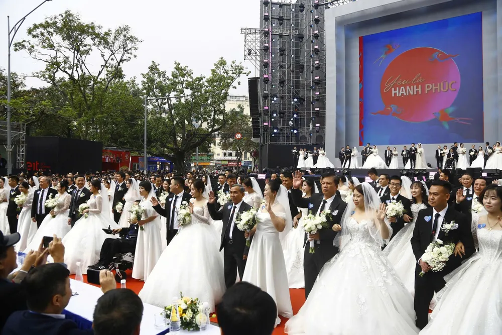 ພິທີສົມລົດ 80 ຄູ່ ເປັນສັນຍາລັກສະເຫຼີມສະຫຼອງ 80 ປີແຫ່ງວັນເອກະລາດ - ເສລີພາບ - ຄວາມຜາສຸກຂອງປະເທດຊາດ. ຮູບພາບ: HA NGUYEN 53.jpg