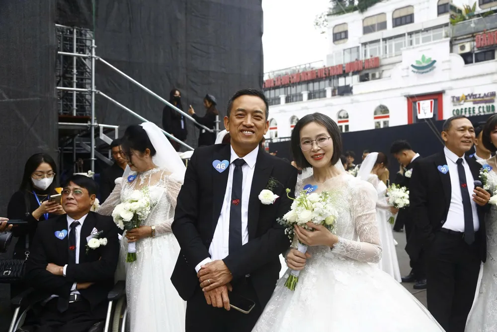 ທ່ານ ຮວ່າງແອງຢຸງ (ເກີດປີ 1975) ແລະ ພັນລະຍາຂອງທ່ານ ຮວ່າງຫາຍເຫີນ (ເກີດປີ 1978) ມີຄວາມຍິນດີທີ່ໄດ້ແຕ່ງງານເປັນຄັ້ງທີສອງ. ຮູບພາບ: HA NGUYEN 65.jpg