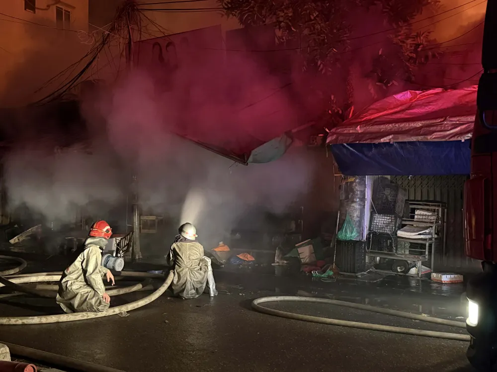 Hà Nội: Cháy lớn ở chợ Xanh