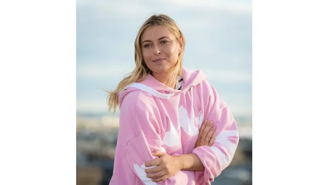 Maria Sharapova quảng bá cho nhãn hàng Evian ở Paris