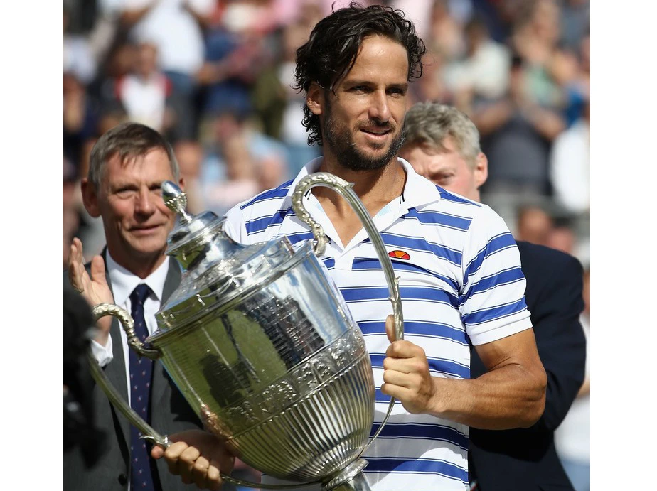 Feliciano Lopez ôm chiếc cúp vô địch Aegon Championships