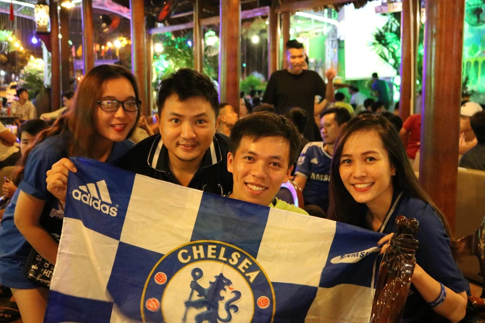 True Blue ở Sài Gòn vẫn phất cao cờ Chelsea