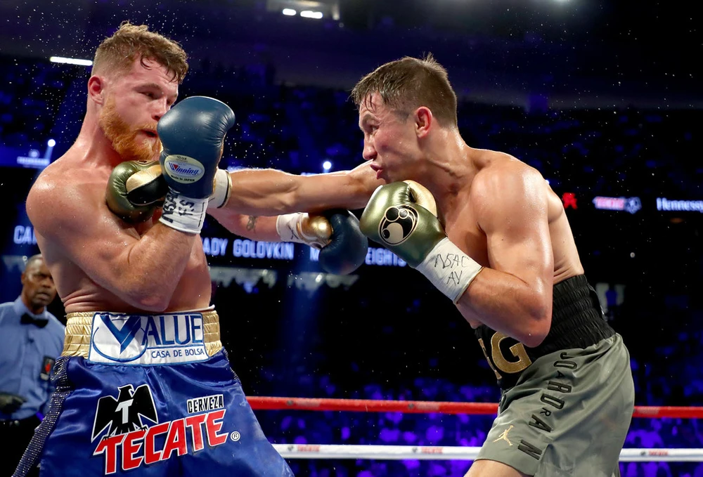 Saul Alvarez (trái) và Gennady Golovkin "bất phân thắng bại" sau một trận đấu hấp dẫn