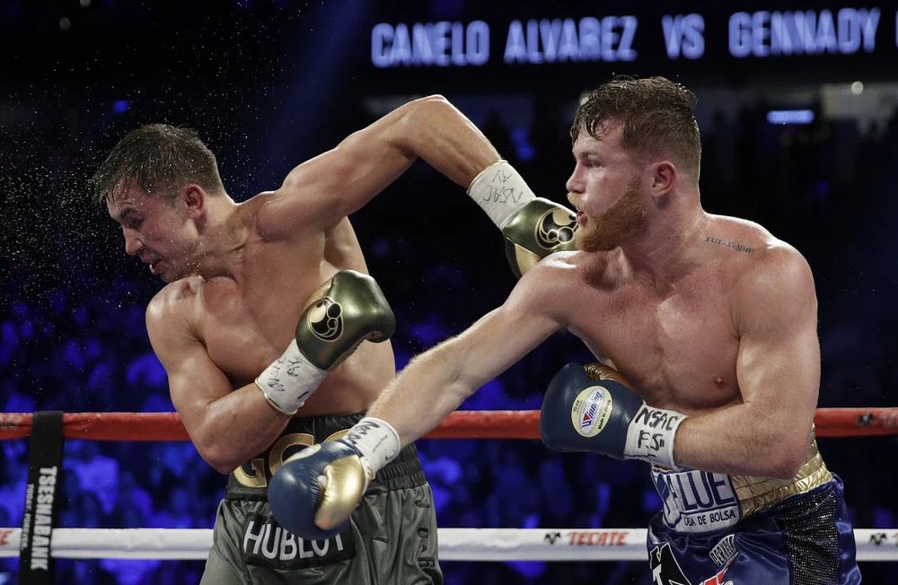 Golovkin (trái) và Alvarez đấu khá cân bằng, nhưng trọng tài Byrd không nghĩ vậy...