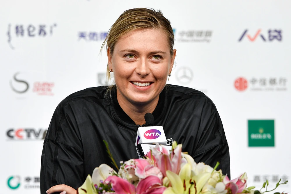 Maria Sharapova tươi cười sau khi báo thù Anastasija Sevastova