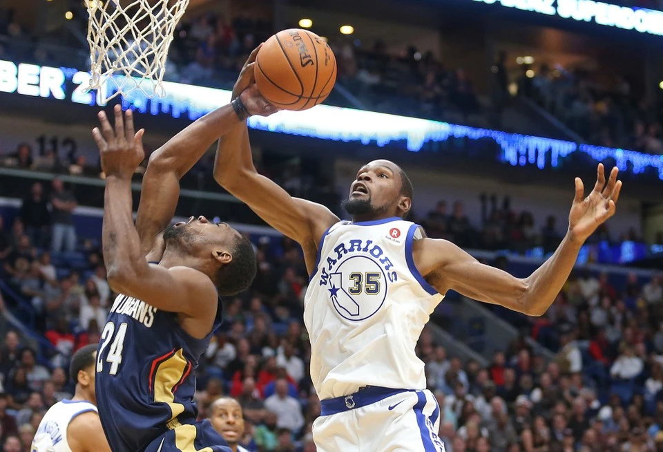 Kevin Durant (áo trắng) của Warriors trong một pha tranh bóng bật bảng