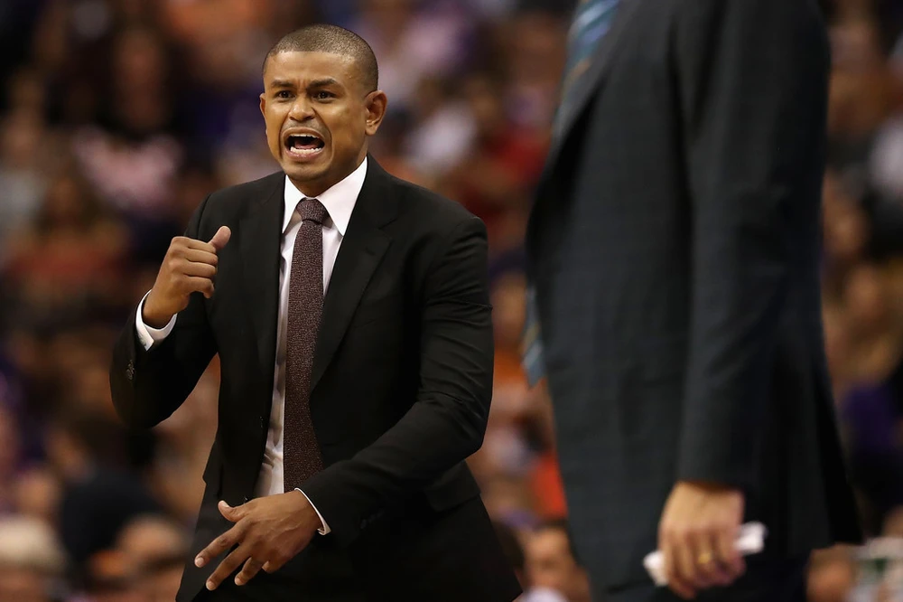 HLV Earl Watson đã bị Suns sa thải