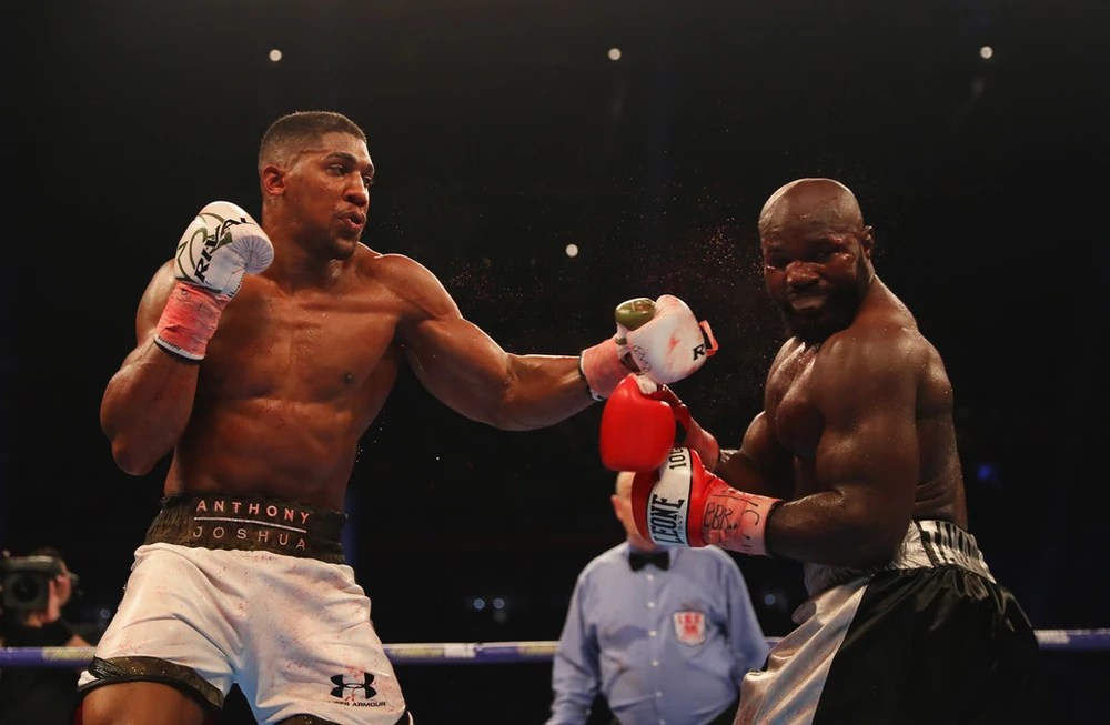 Anthony Joshua (trái) đánh gục Carlos Takam bằng knock-out kỹ thuật