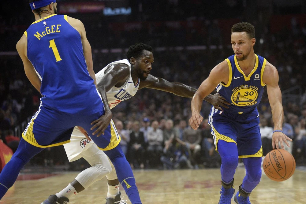 Stephen Curry (phải) dẫn dắt Warriors đến chiến thắng