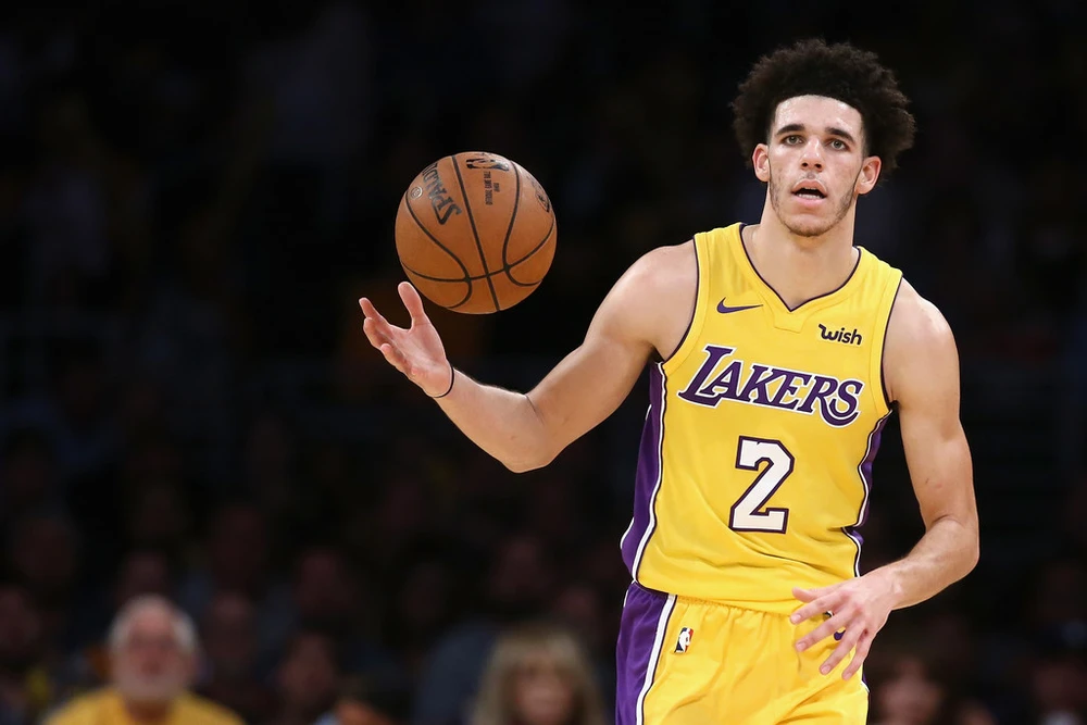 Ngồi ngoài sân trong hiệp 4, Lonzo Ball vẫn truyền cảm hứng chiến thắng cho LA Lakers