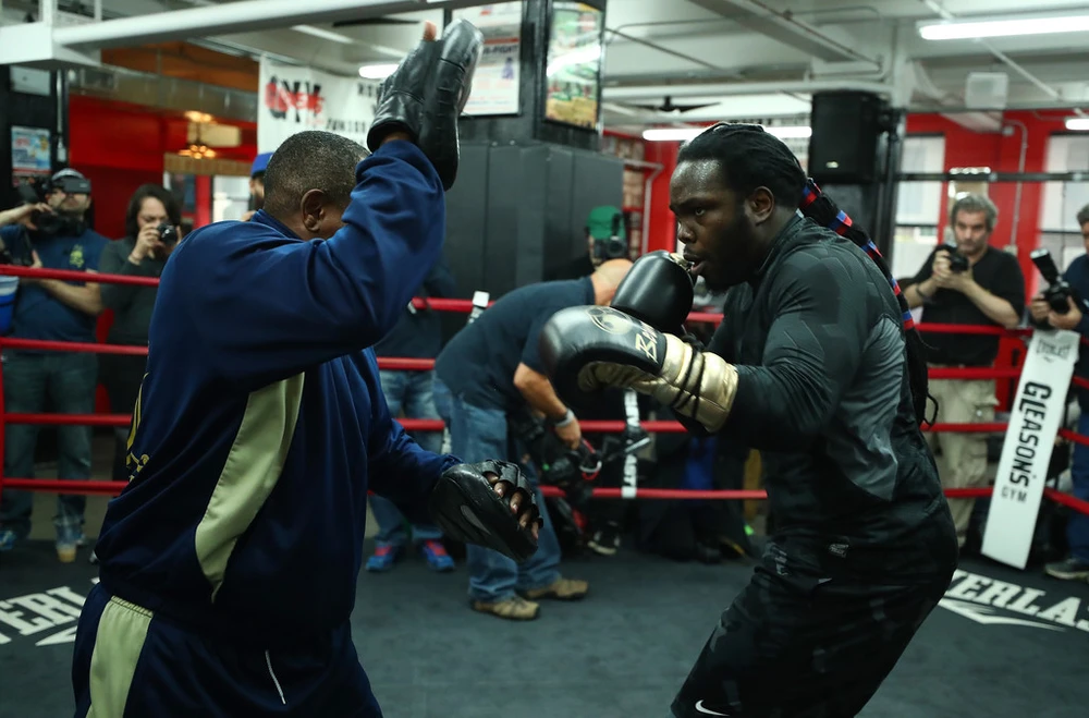 Bermane Stiverne (phải) đang đi ngược dòng võ lâm