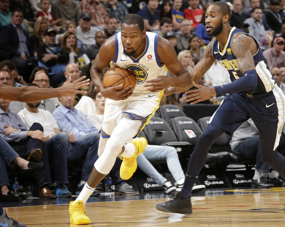 Kevin Durant (trái) giúp Warriors thắng trận thứ 3 liên tiếp