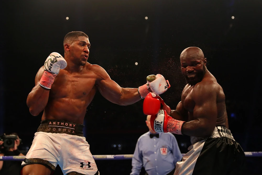 Anthony Joshua (trái) trong trận thăng Calos Takam