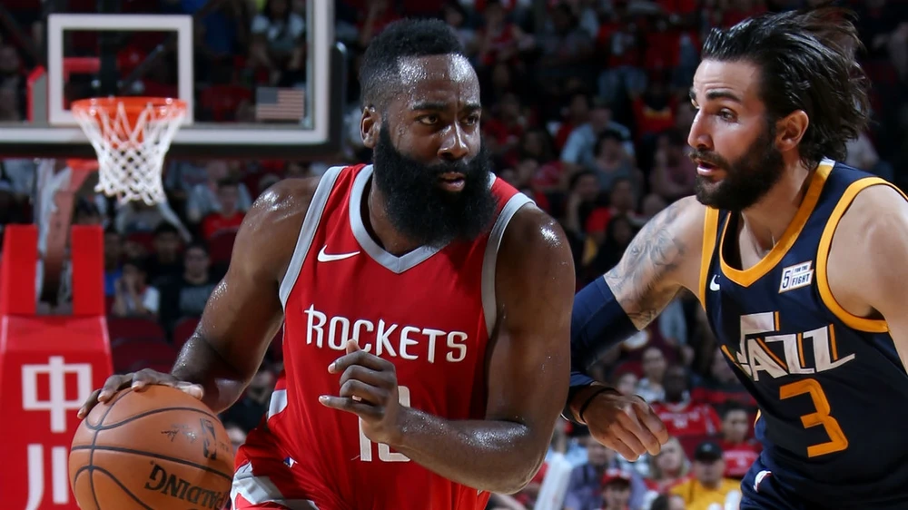 James Harden (trái) tỏa sáng, giúp Rockets giành chiến thắng