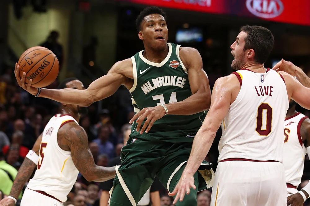 Giannis Antetokounmpo đối mặt với Kevin Love