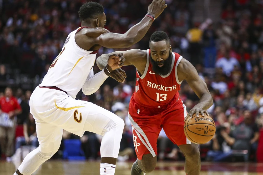 Harden đi bóng qua sự truy cản của một cầu thủ Cavs