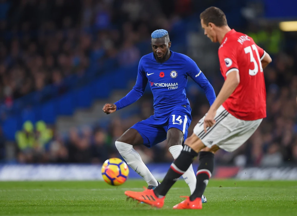 Bakayoko "tóc xanh" đối mặt với Matic trong trận Chelsea thắng MU 1-0