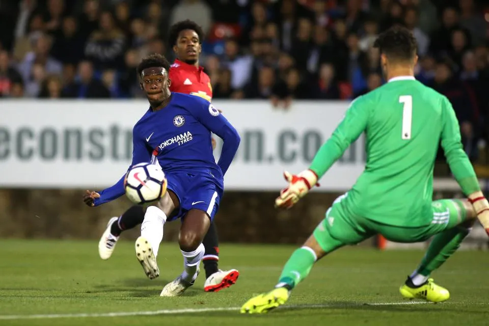 Callum Hudson-Odoi ký hợp đồng chuyên nghiệp đầu tiên với Chelsea