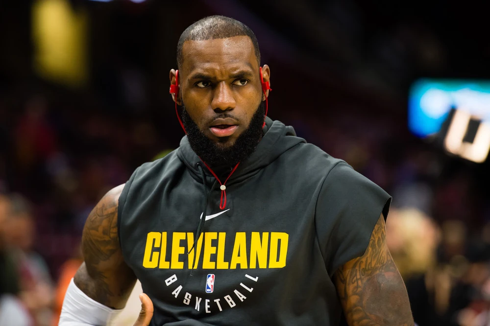 LeBron James tiếp tục "gánh team" Cavs