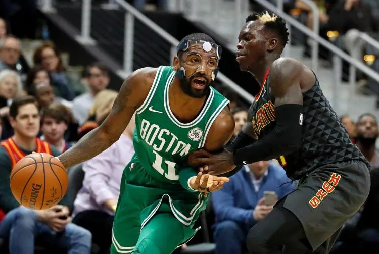 Kyrie Irving đi bóng trước sự ngăn cản của một cầu thủ Hawks