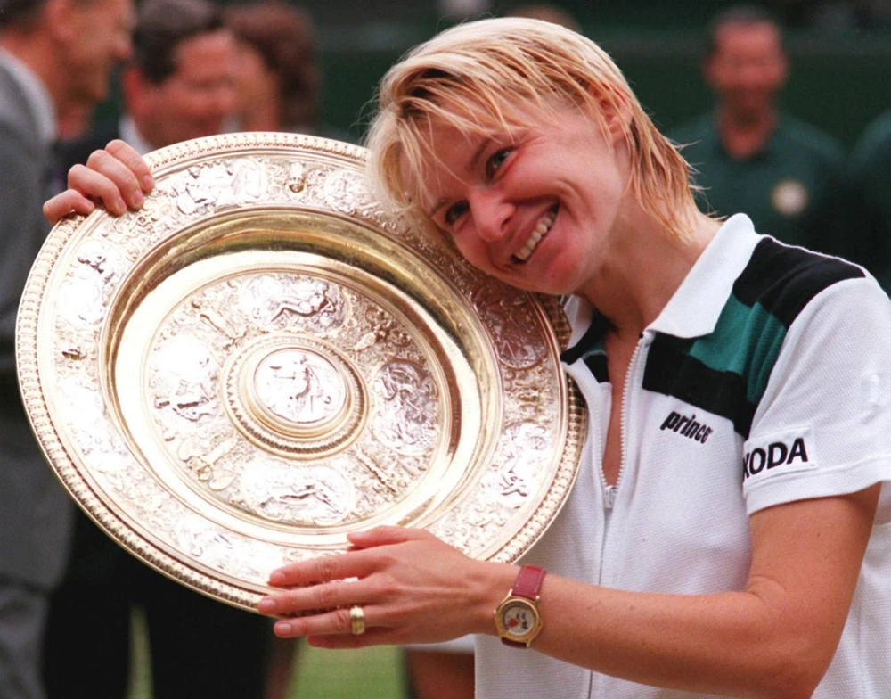 Jana Novotna với chiếc cúp vô địch Wimbledon 1998