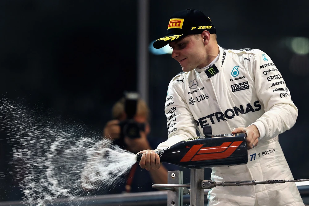 Valtteri Bottas ăn mừng sau chiến thắng cuối cùng của mùa giải