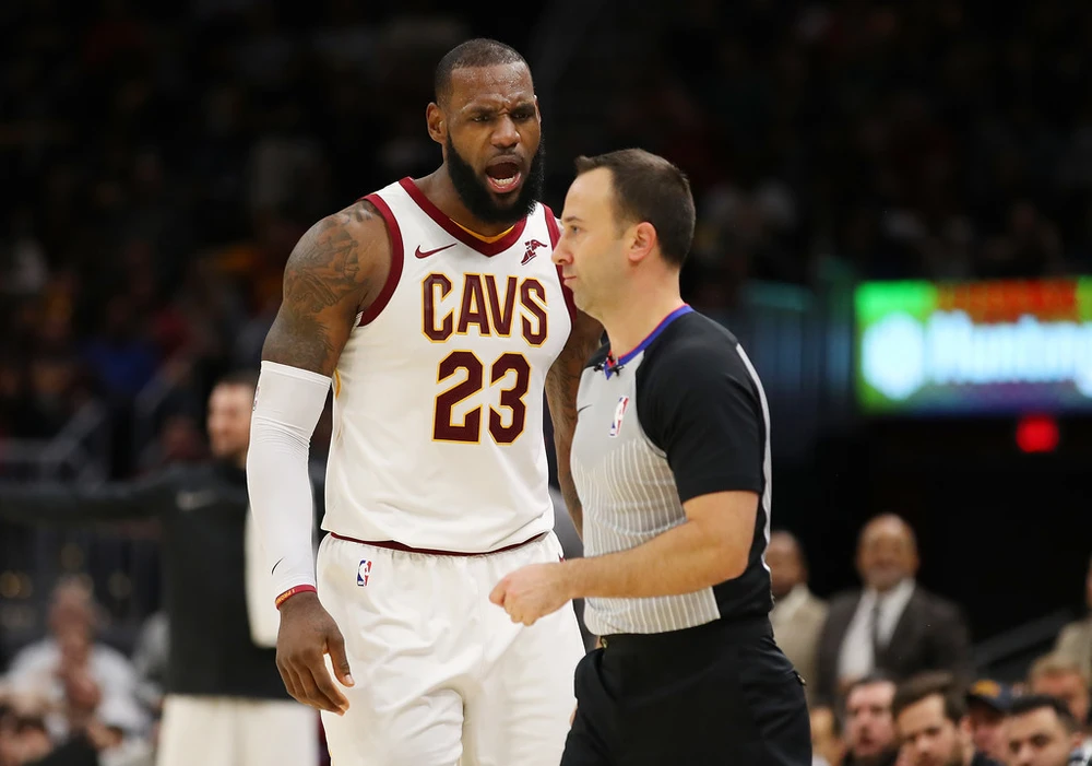 LeBron James tranh cãi với trọng tài Kane Fitzgerald sau khi bị đuổi khỏi sân