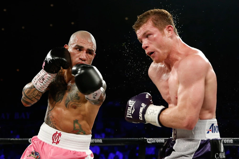 Miguel Cotto trong trận đấu với Canelo Alvarez