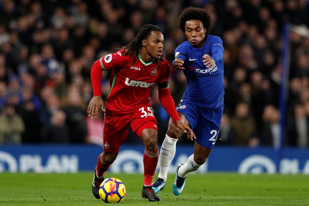 Renato Sanches (trái) đang tranh bóng với Willian của Chelsea