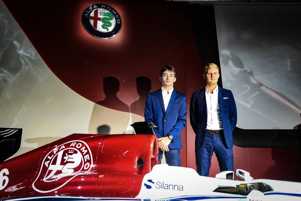 Charles Leclerc (trái) trong buổi lễ ra mắt đội đua Sauber