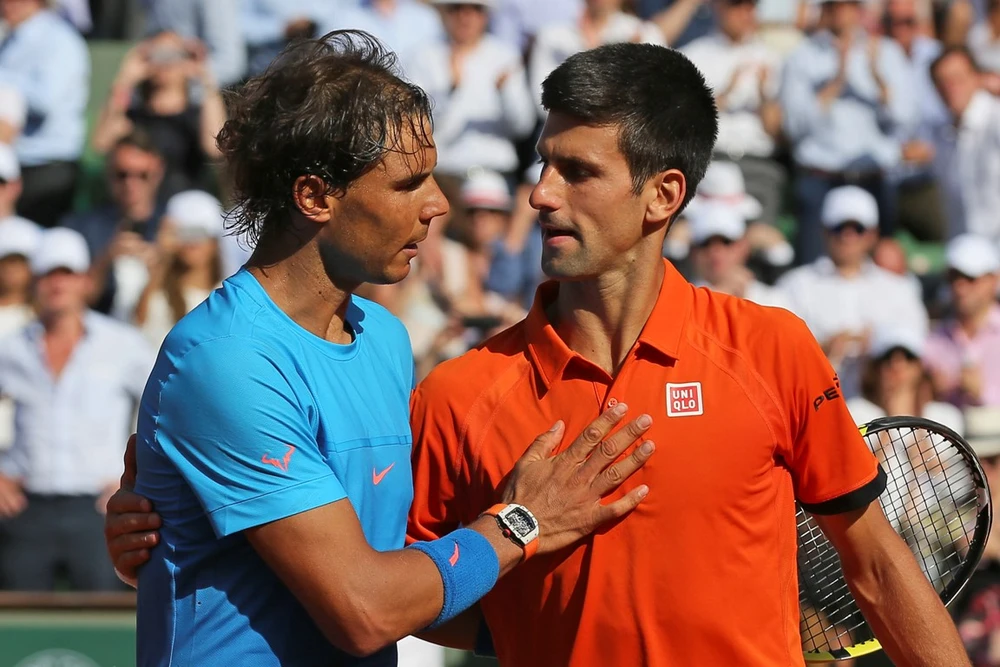 Rafael Nadal (trái) và Novak Djokovic